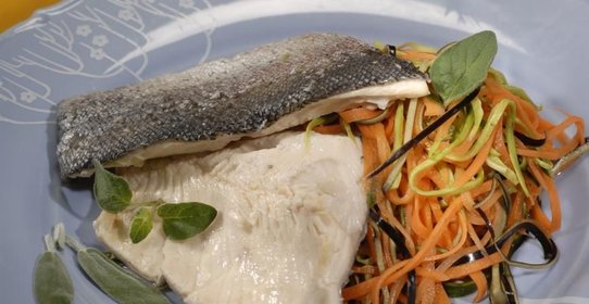 Форель с овощными спагетти