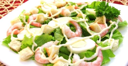 Салат с креветками, сухариками и яйцами