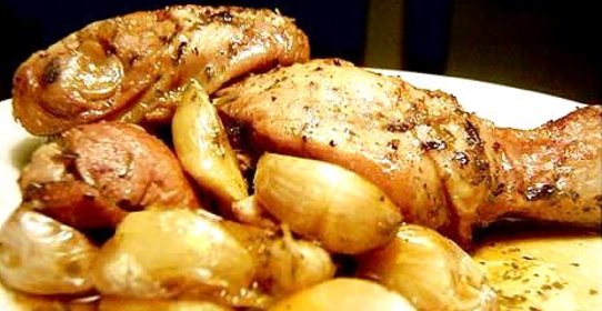 Курица, тушенная с чесноком