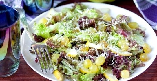 Салат «Фьюжн» с виноградом, грушей и пармезаном