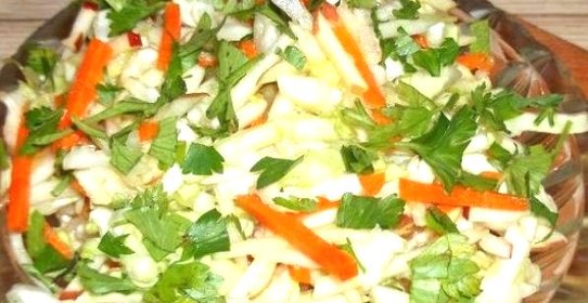 Салат из капусты с морковью и яблоками