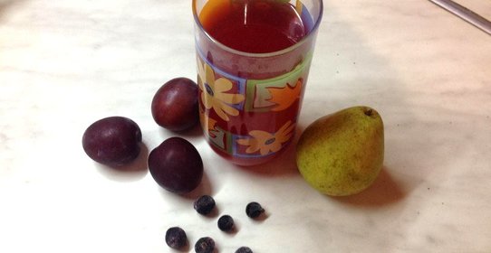 Сливовый компот с грушами и черной смородиной