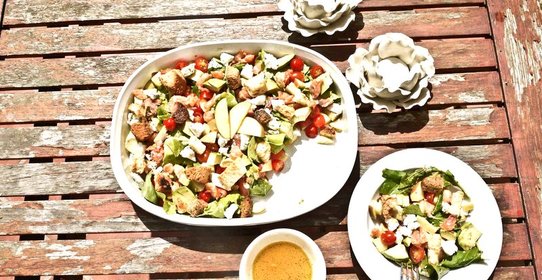 Салат с лососем и козьим сыром