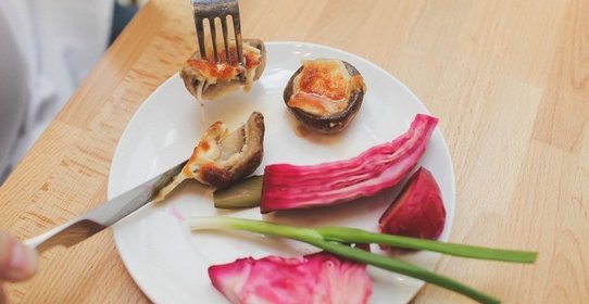 Запеченные грибы, фаршированные сулугуни