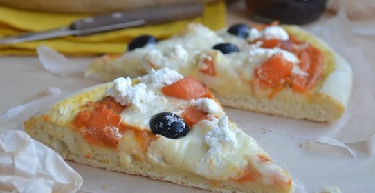 Осенняя пицца с тыквой, маслинами и рикоттой