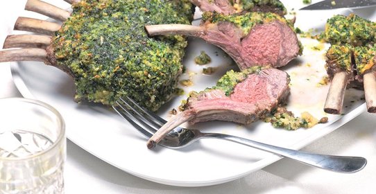 Баранина в панцире из петрушки с зеленым картофелем