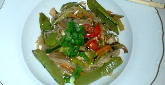 Тайская рисовая лапша с курицей и овощами