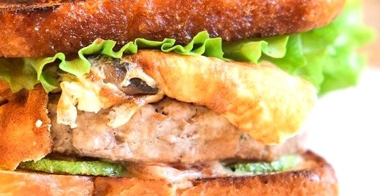 Бургер на тостовом хлебе с цукини, омлетом с шампиньонами и заправкой из домашнего майонеза