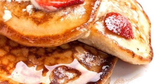 Оладьи по‑американски с клубникой и бананами