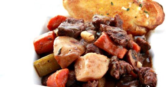 Говядина с вином и овощами