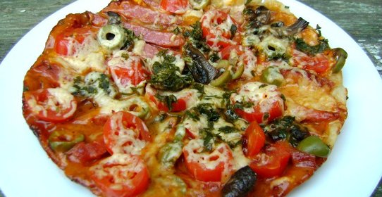 Пицца с салями и шампиньонами в мультиварке