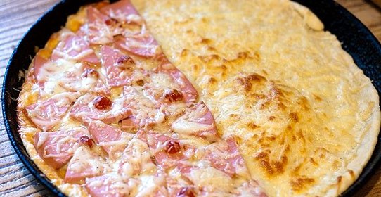 Пицца с сырной корочкой