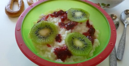 Рисовая каша с соусом из киви и крыжовника