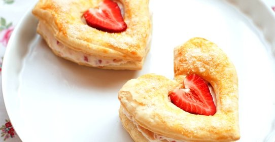 Слоеное пирожное с клубникой и маскарпоне