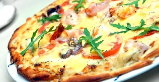 Пицца с томатами, кальмарами и креветками