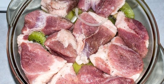 Быстрый маринад для свинины из киви