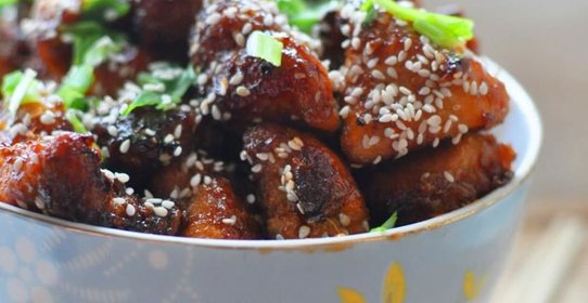 Цыпленок запеченный в кисло-сладком соусе с кунжутом