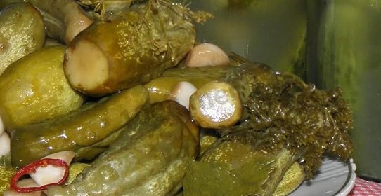 Маринованные огурцы с красной смородиной на зиму