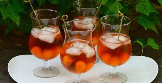 Коктейль с розовым вином и дыней