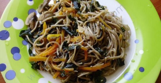 Гречневая лапша с овощами