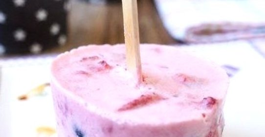 Замороженный десерт с натуральным йогуртом и ягодами