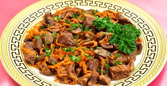 Мясо, жаренное с грибами и морковью