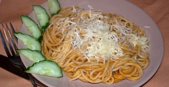 Паста с томатным соусом и пармезаном