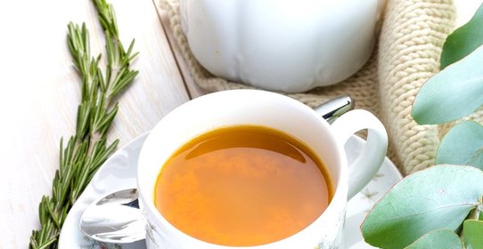 Горячий коктейль из облепихи с розмарином и имбирем