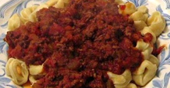 Сырный Тортеллини с мясным соусом