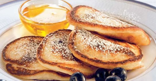 Американский завтрак (оладьи с черникой и «американо»)