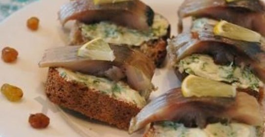 Канапе с селедкой и черным хлебом на шпажках