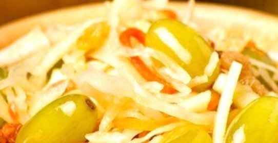 Шукрут с яблоками и виноградом