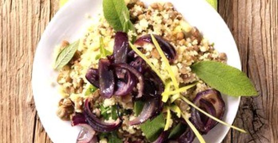 Салат с кускусом, семенами подсолнуха и кунжутом