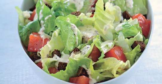 Салат из малосольного лосося с ржаными сухариками