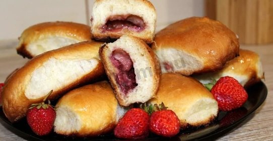 Пирожки с клубникой в духовке