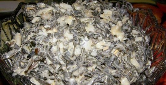 Простой салат из консервированной морской капусты