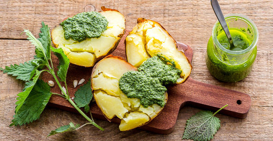 Печеный картофель с песто из крапивы