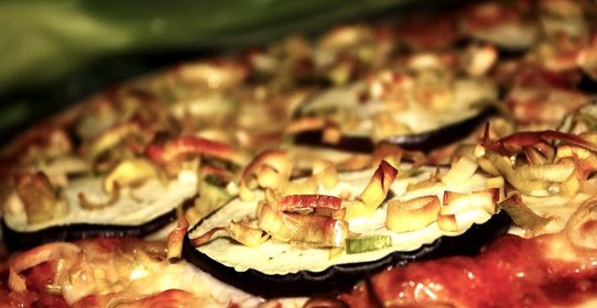 Пицца с баклажанами и фаршем