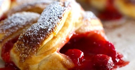 Пирог с вишней из слоеного бездрожжевого теста