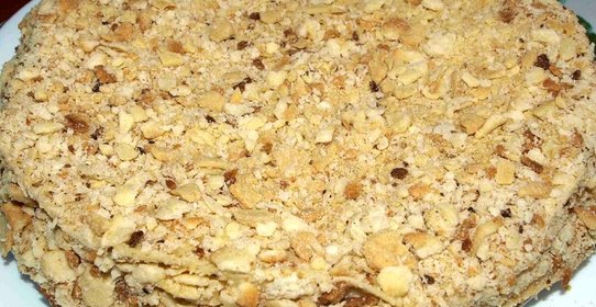 Торт «Наполеон» с заварным кремом и орешками