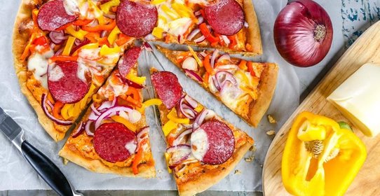 Пицца с болгарским перцем и колбасой