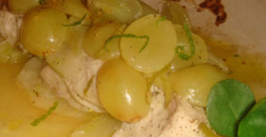 Куриная грудка, запеченная с фенхелем и виноградом в пергаменте