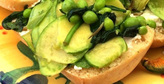 Весенняя брускетта с козьим сыром, зеленым горошком, спаржей и цукини мини