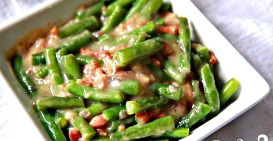 Фасоль с беконом и луком