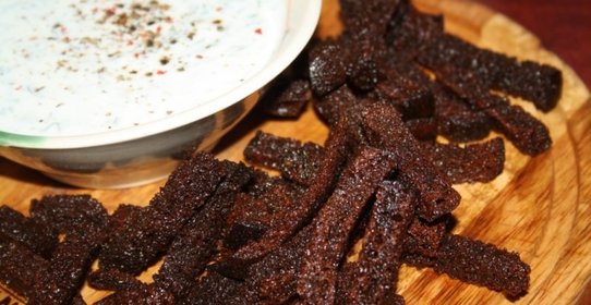 Бородинские сухарики со сметанно-кефирным соусом с чесноком