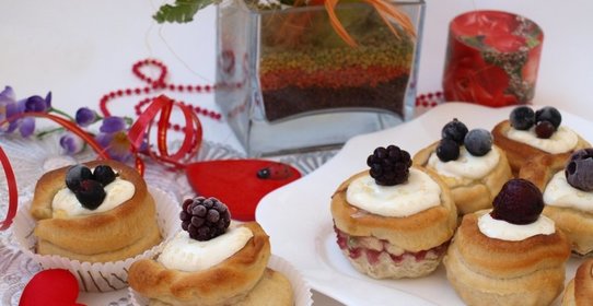 Булочки с ягодами и творожной начинкой