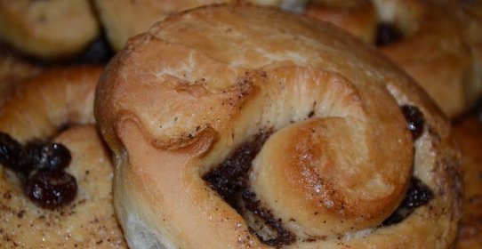 Плюшки с корицей и изюмом