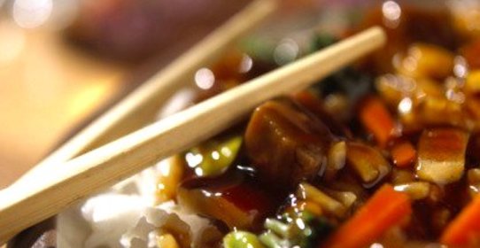 Курица терияки с чили, чесноком, зеленым луком и рисом