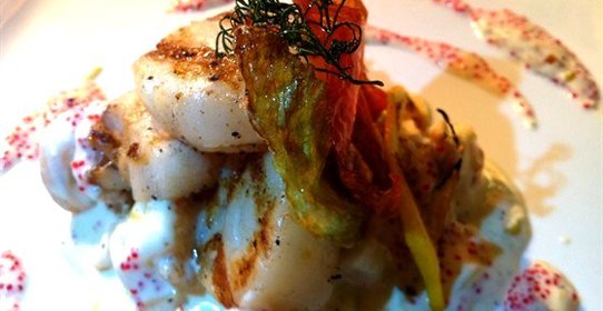 Морские гребешки на подушке из тигровых креветок