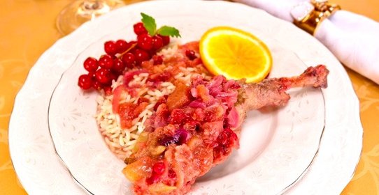 Утиные окорочка, тушенные с яблоками, брусникой и апельсинами